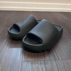 Yeezy Slides ‘Onyx’